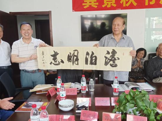 龚景秋向黄万荣将军赠送作品