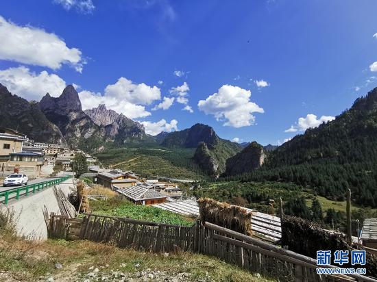 扎尕那村一景。 新华社记者 何问 摄