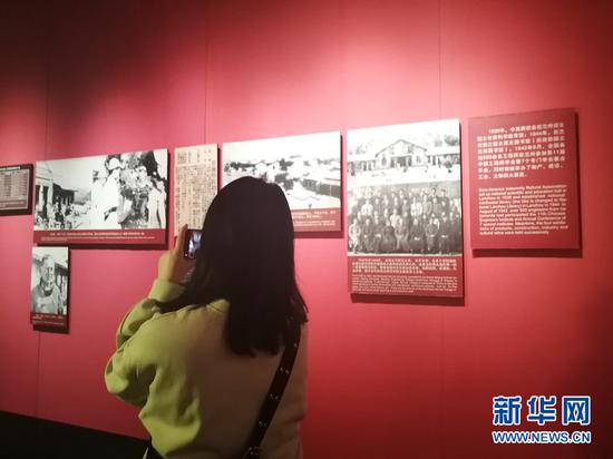 游客在八路军兰州办事处纪念馆参观。新华网(宋燕 摄)