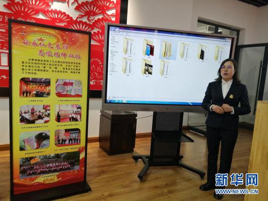 北京师范大学庆阳附属学校老师介绍党史学习教育情况。新华网(宋燕 摄)