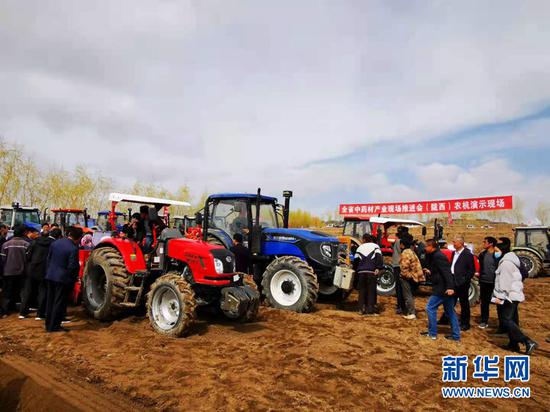 甘肃全省中药材抓点示范行动现场推进会(陇西县)农机演示现场。新华社记者 张新新 摄
