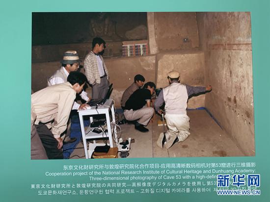 东京文化财研究所与敦煌研究院工作人员应用高清晰数码相机对第53窟进行三维摄影。(敦煌研究院供图)