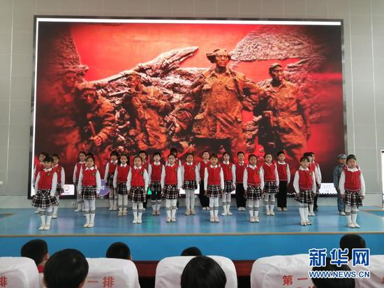 会宁县红军小学学生演唱红色歌曲。新华网(宋燕 摄)