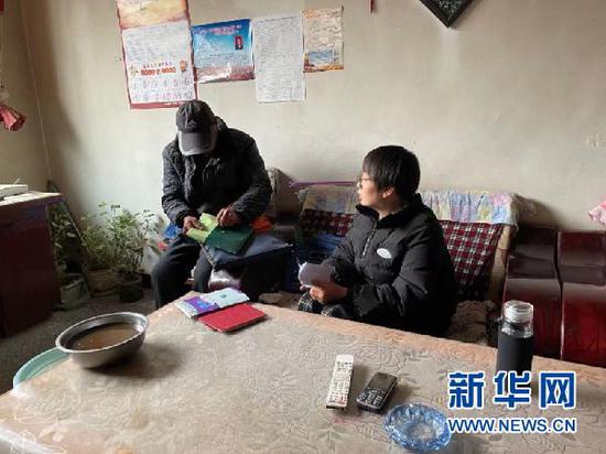 梨园村党支部书记宋海蓉在入户随访。(受访者供图)