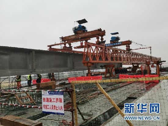 乌玛高速上跨包兰线桥梁架设现场。(采访对象供图)