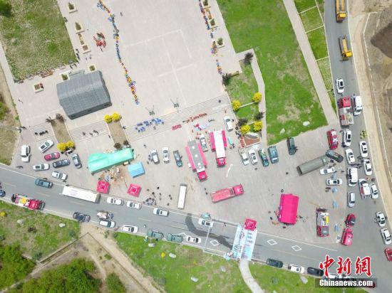 5月23日,甘肃白银市景泰县黄河石林景区内的救援车辆。(无人机照片) 中新社记者 高展 摄