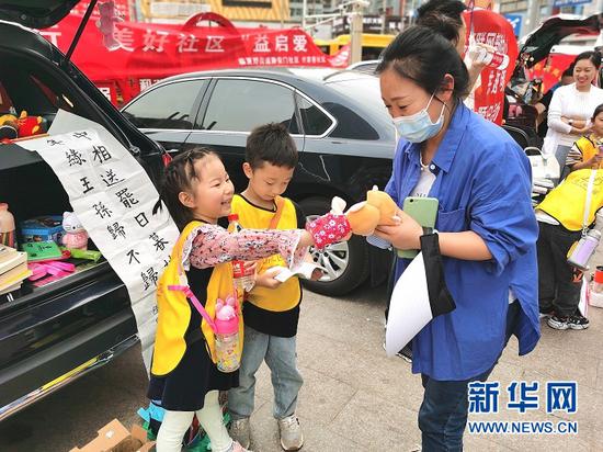 “公益小天使”们正努力推销自己的商品。新华网发(宋昱静 摄)