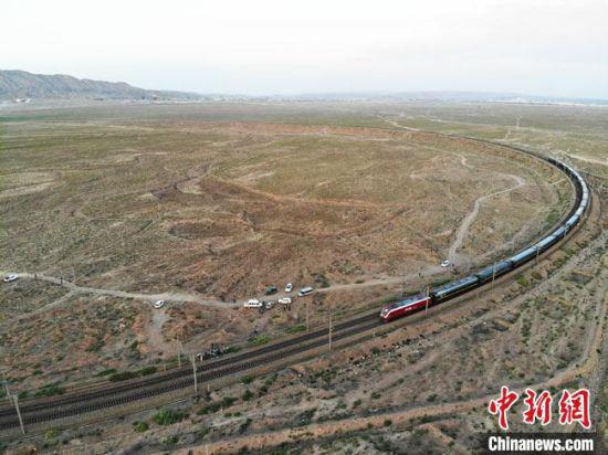 图为航拍兰新铁路列车撞人事故现场。 杨艳敏 摄