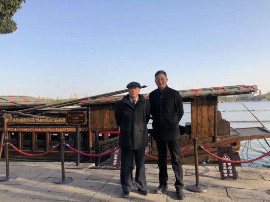 中新社记者在南湖边采访中共一大代表王尽美烈士后人王明华。