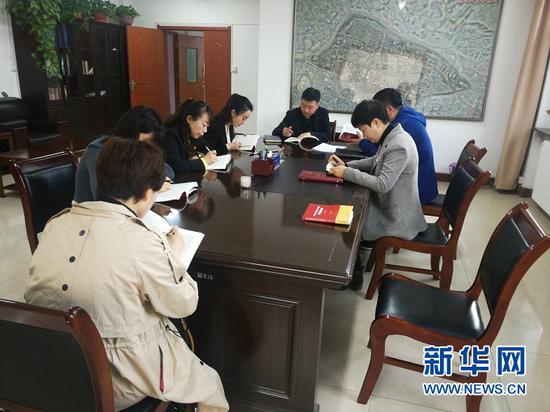 4月19日,雁北街道机关支部第一党小组开展“每周一学”。(受访者供图)