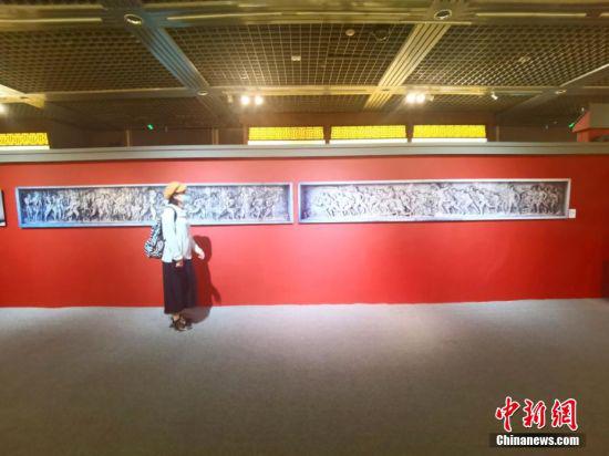 6月15日,《一心向党爱我中华》——何鄂雕塑作品及图片展在甘肃省博物馆开幕。 闫姣 摄