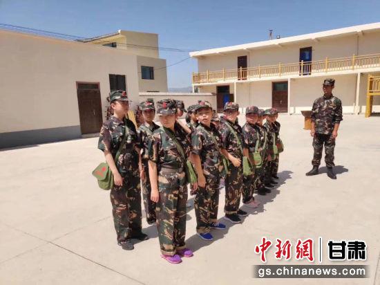 中小学学校的孩子们来农庄进行军训。红古区文旅局供图