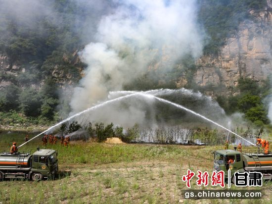 图为指战员在利用泵车结合方式压制后头。