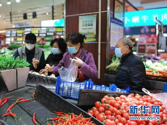 西太华超市内,市民正挑选新鲜蔬菜。(宋昱静 摄)
