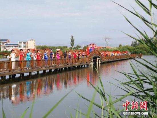 张掖国家湿地公园位于张掖市甘州区城郊北部,与市区紧密相连,是国内离城市最近的湿地公园。吴学珍 摄