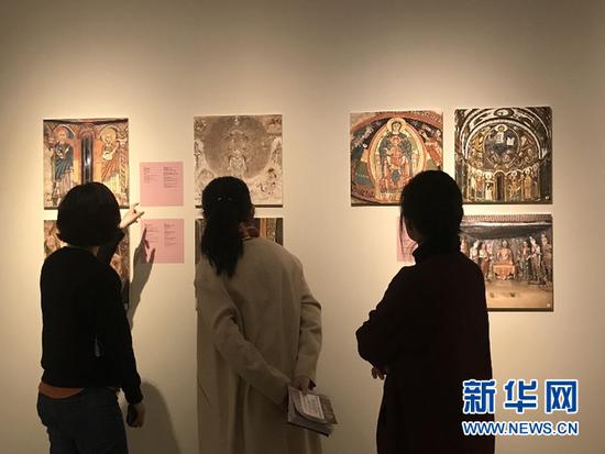 展览现场,观众正在参观。新华社记者 张玉洁 摄
