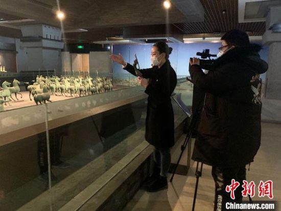 图为甘肃省博物馆讲解员王雪麟正在进行淘宝直播。 甘肃省博物馆供图