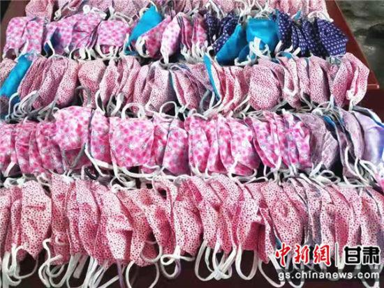 图为甘肃天水的村民缝制的口罩。 张花华 摄