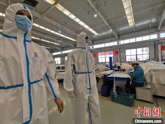图为际华公司防护服生产线。 张建平 摄