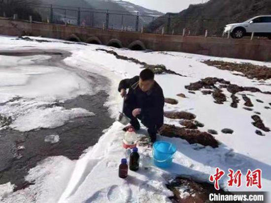 图为1月底,甘肃省生态环境厅监测技术人员采集饮用水水源地水质样品。 甘肃省生态环境厅供图