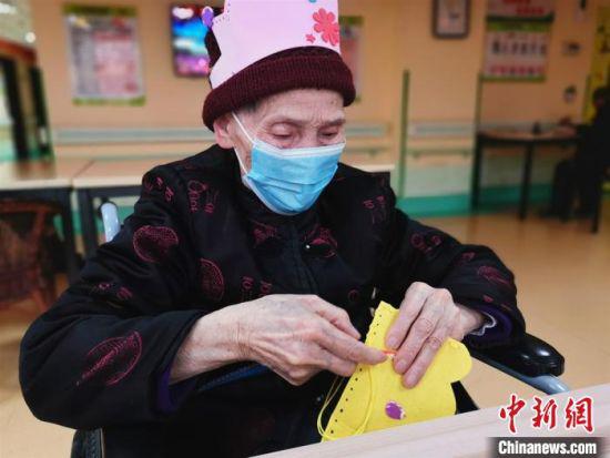 兰州市安宁区社会福利院孝慈苑养老服务中心老人进行手工制作。 杜浩冉 摄