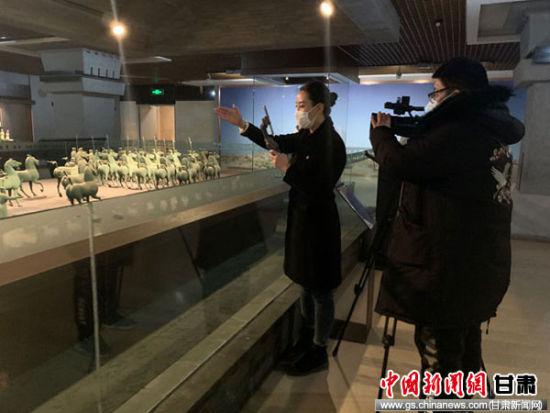 2月底,甘肃省博物馆参与的“云春游”线上直播吸粉近百万。图为甘肃省博物馆讲解员王雪麟正在进行淘宝直播。
