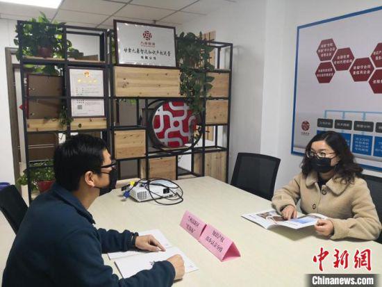 2月3日,兰州高新区创业服务中心设立疫情期间“代帮办”咨询服务中心,支持辖区内企业尽快复工复产。 李毓 摄