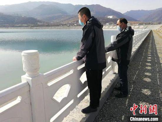 3月7日,甘肃兰州市榆中县,市民在河岸边散步。 卞恩凯 摄