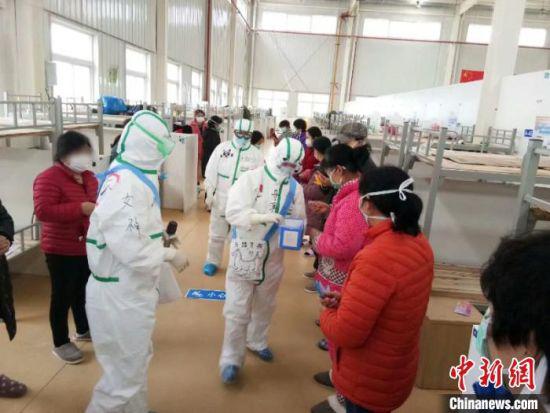 图为甘肃支援湖北医疗队在武汉沌口方舱医院向患者赠送小礼物。(资料图)兰州大学第一医院供图