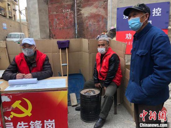 图为兰州“80后”基层防疫员张兴隆(左一)坚守在防控疫情卡口点。 徐雪 摄