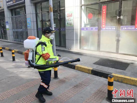 图为志愿者进行消杀作业。甘肃方舟救援志愿服务队供图