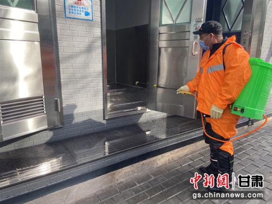 图为兰州市七里河区环卫工人给公厕进行消毒。 高康迪 摄