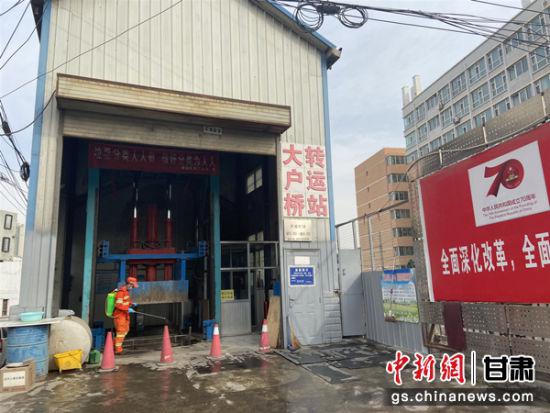 图为兰州七里河垃圾中转站,每天集中压缩废弃口罩。 高康迪 摄