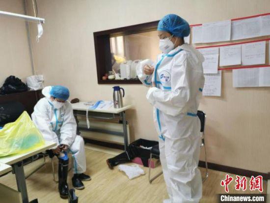 图为兰州市西固区疾控中心流调员杨莉娟做准备工作。受访者供图