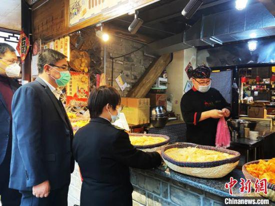 图为兰州市七里河区市场监督管理局工作人员对堂食环境进行督促检查。 高康迪 摄