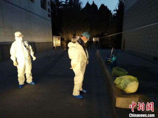 图为张军和同事结束消杀工作。受访者供图