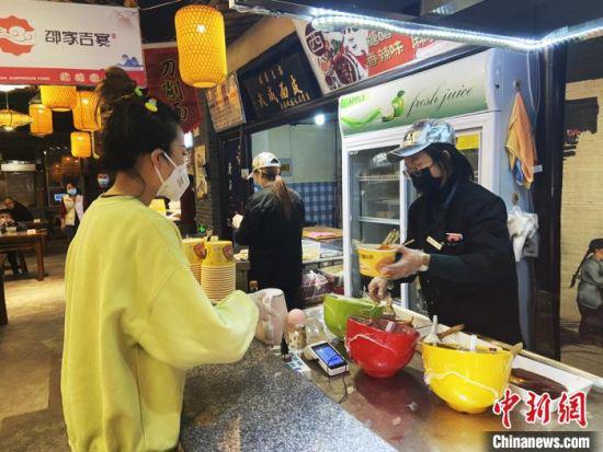 图为兰州中心食客董熙芸正在进行堂食选餐。 高康迪 摄