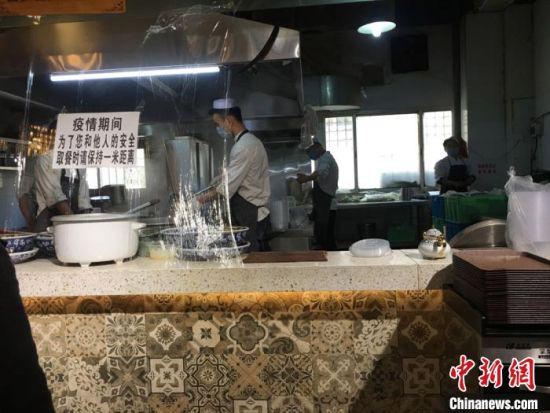 图为兰州牛肉面馆取餐窗口。 张婧 摄