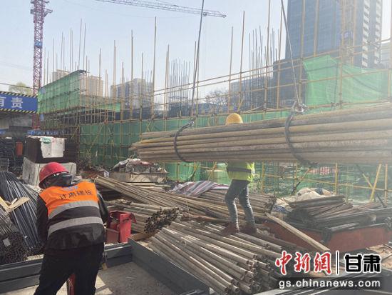 图为丝索工王佩晶正在施工现场工作。 高康迪 摄