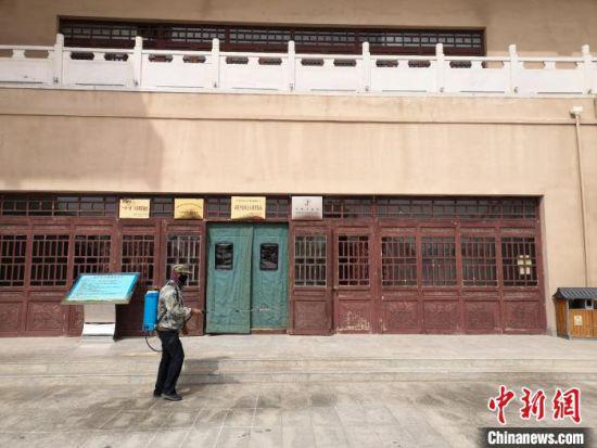 图为工作人员在草圣故里文化产业园景区内消毒。 魏金龙 摄