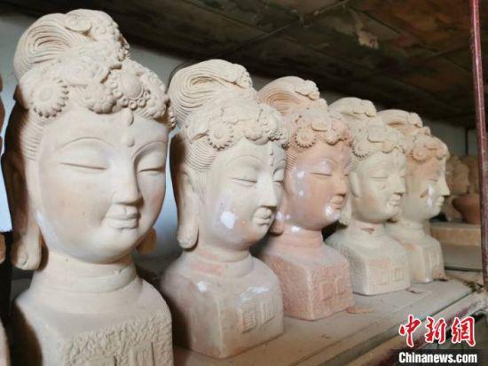 图为未上色的敦煌彩塑工艺品。
