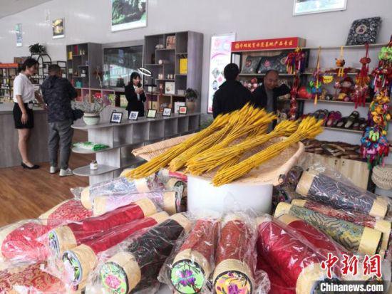 图为今年4月底揭牌的西和县消费扶贫直销店,已面向全县70个带贫合作社、25家带贫企业、1000余农户收购农土特产13大类、230种,线上线下相结合形式销售贫农特产品8000余万元。