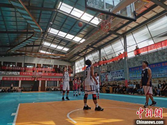 图为临夏州广河县俱乐部内,篮球运动员进行篮球比赛。