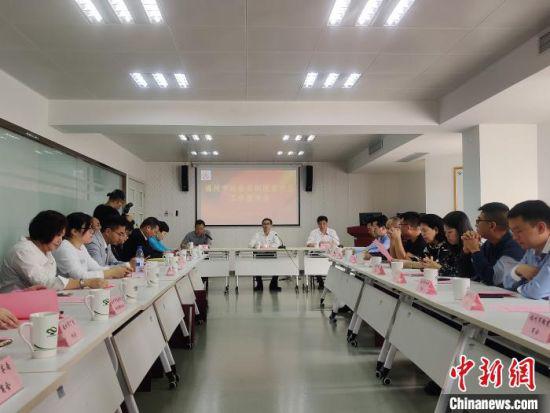 福州市社会组织脱贫攻坚工作座谈会在福州市社会组织(社工)创业园举行。 叶秋云 摄