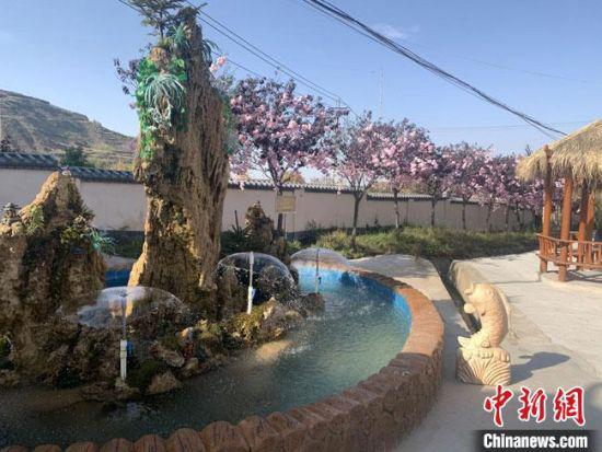 图为麻家寺村设置的喷泉廊亭景观。 黄婉怡 摄