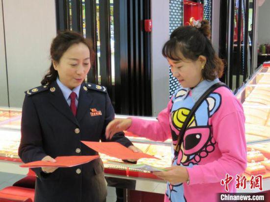 图为兰州税务干部走进商场开展诚信纳税宣传。(资料图)甘肃省税务局供图