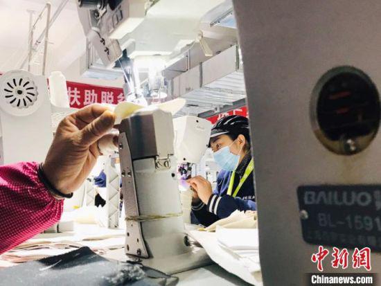 在厦门援建的扶贫车间内,临夏妇女在打工挣钱。 艾庆龙 摄