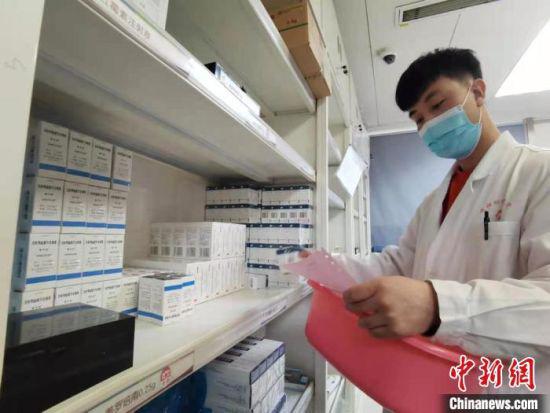 该院住院部药房魏晋福将500多种药名在自己脑子全部“翻译”成几排几架的货位号。 张婧 摄