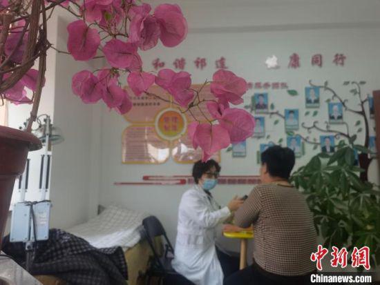 图为甘肃嘉峪关祁连山社区结合季节特色,有针对性的开展健康知识讲座、义诊活动。 杨艳敏 摄