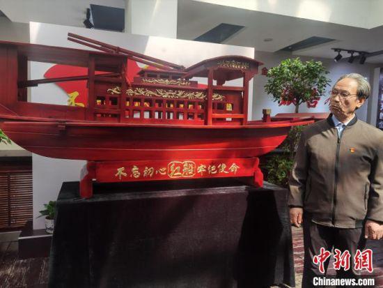 图为张有学向前来瞻仰“红船”模型的干群介绍“红船”精神。 崔琳 摄